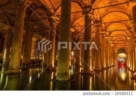 Underground Basilica Cistern (Yerebatan Sarnici) in Istanbul, Tu 10580311