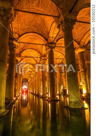 Underground Basilica Cistern (Yerebatan Sarnici) in Istanbul, Tu Underground Basilica Cistern (Yerebatan Sarnici) in Istanbul, Tu 10580312