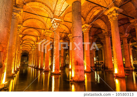 Underground Basilica Cistern (Yerebatan Sarnici) in Istanbul, Tu 10580313