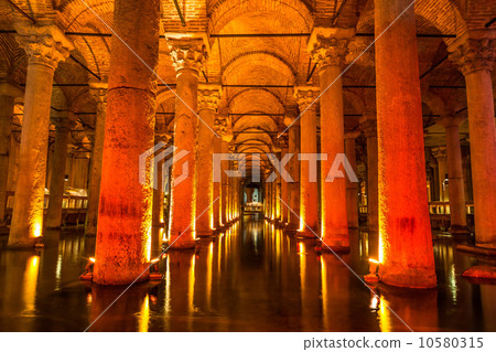 Underground Basilica Cistern (Yerebatan Sarnici) in Istanbul, Tu 10580315