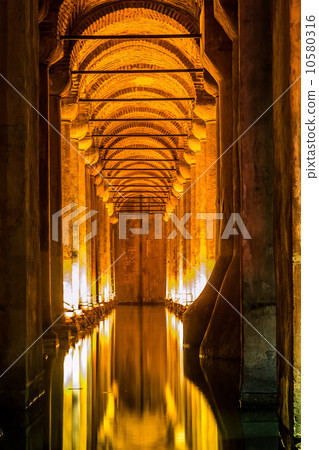 Underground Basilica Cistern (Yerebatan Sarnici) in Istanbul, Tu 10580316