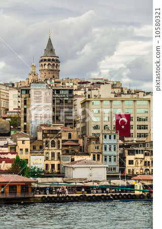 Cityscape with Galata Tower over the Golden Horn in Istanbul, Tu 10580321