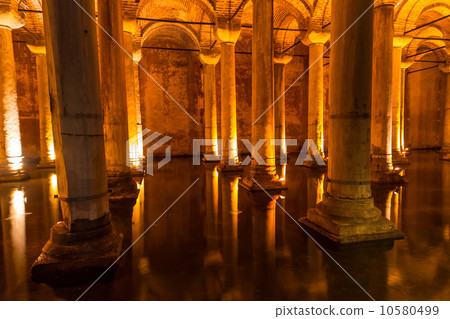Underground Basilica Cistern (Yerebatan Sarnici) in Istanbul, Tu 10580499