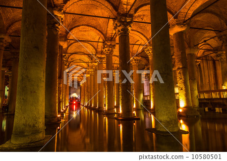 Underground Basilica Cistern (Yerebatan Sarnici) in Istanbul, Tu 10580501