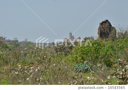 Lac Shimmy Temple of Orcia at the northern tip of Deccan Plateau and the Mausoleum of the Ruined 10583565
