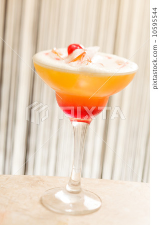 summer cocktail 10595544