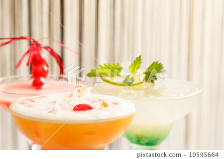 cocktails in the bar cocktails in the bar 10595664