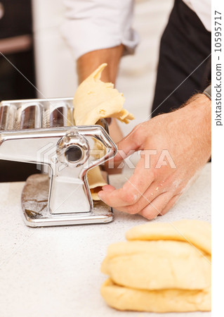 chef making pasta 10595717