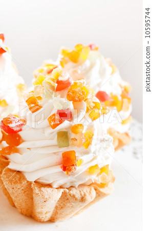 Tartlet with whipped cream 10595744