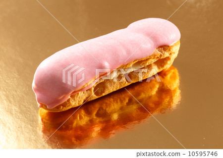 eclair on the white 10595746