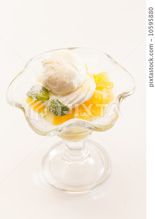 ice cream with fruits 10595880