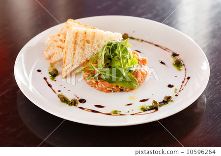 salmon tartare 10596264