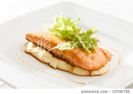 salmon steak with mashed potatoes 10596786
