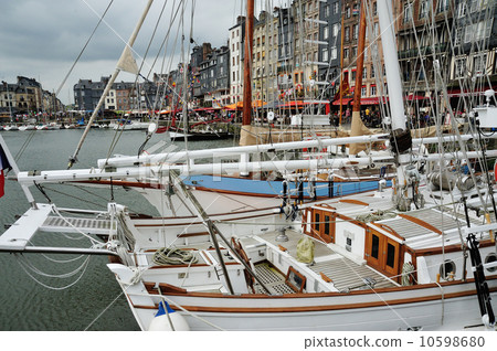 Opere Port, France 10598680