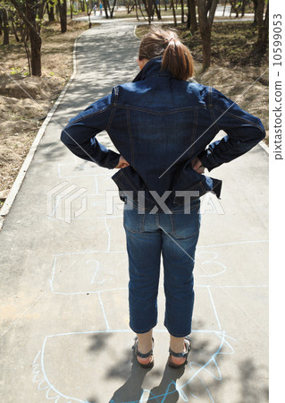 girl stay in base of hopscotch game 10599053