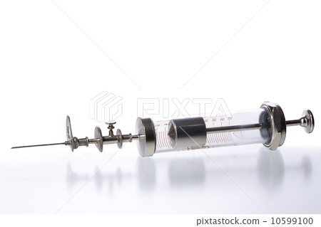 vintage syringes isolated on white 10599100