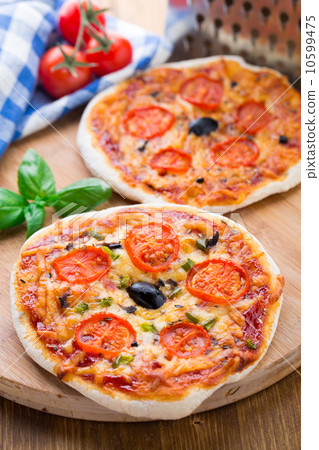 Vegetarian mini pizza 10599475