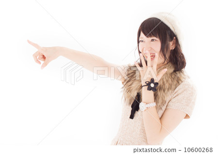 穿清涼針織夏天衣裳和擺在各種各樣的姿勢的俏麗的女孩 穿清涼針織夏天衣裳和擺在各種各樣的姿勢的俏麗的女孩 10600268