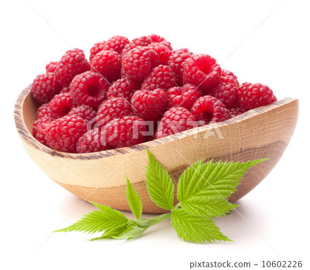 raspberries in wooden bowl 10602226