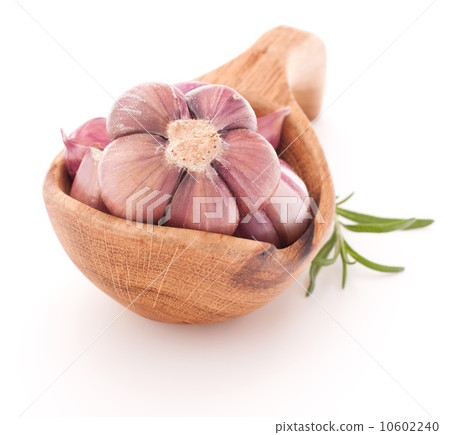 Garlic cloves in wooden bowl isolated on white background 10602240