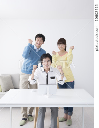 Parent-child father daughter tablet PC guts pose 10602513