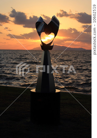 Setting sun 10602519