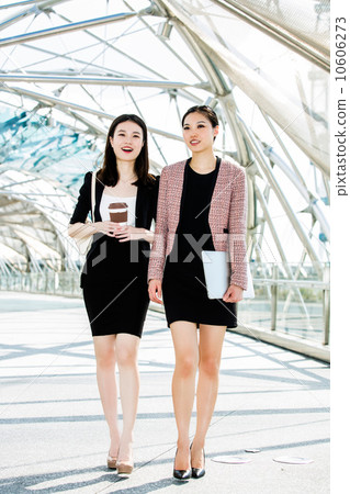 Young asian female business executives 10606273