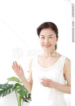Senior woman drinking supplement 10606957