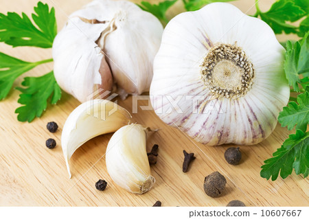 garlic with parsley leaves 10607667