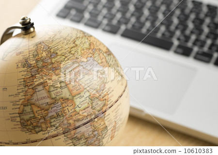 Globe and PC keyboard 10610383