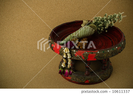 Old tray with pedestal 10611337