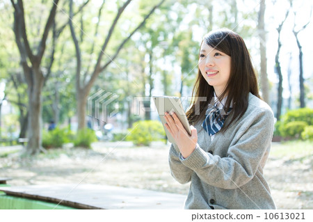 學校女孩使用平板電腦 10613021