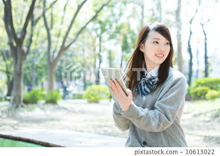 學校女孩使用平板電腦 10613022