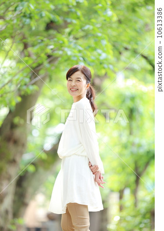 Fresh green · Senior women 10613386