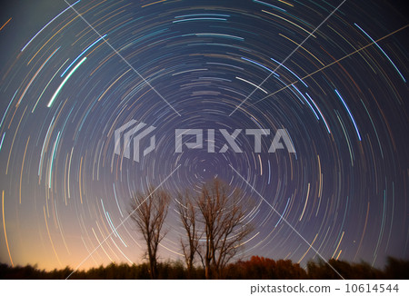 北極星和恆星的軌跡 北極星和恆星的軌跡 10614544