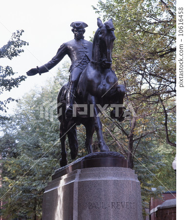 Paul Libya statue 10616458