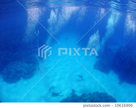 沖繩島克拉瑪群島國家公園潛水潛水員沙質泡沫 沖繩島克拉瑪群島國家公園潛水潛水員沙質泡沫 10616906