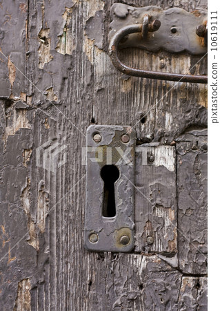 Keyhole of old doorlock 17 10619111