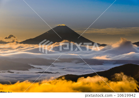 Gold cloud and Mount Fuji 10619942