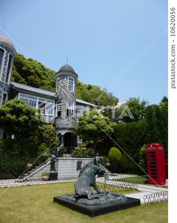 Kobe Fusion Hall Scala's house and front yard 10620056