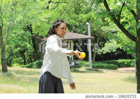 父母和孩子以新綠色 父母和孩子以新綠色 10620731