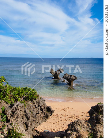 在海灘的心臟岩石 10633262