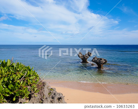 Heart rock on the beach Heart rock on the beach 10633263