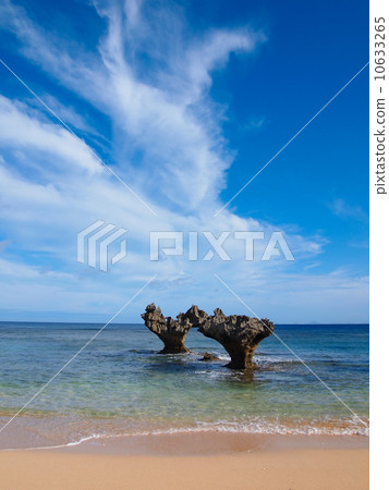 Heart rock on the beach 10633265