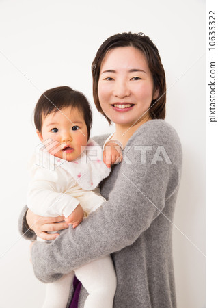 Baby and mother 10635322