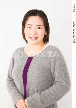 Portrait middle women 10635327