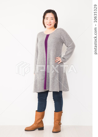 Portrait middle women 10635329