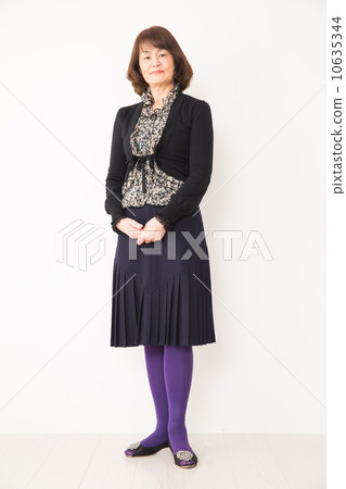 Portrait middle women 10635344
