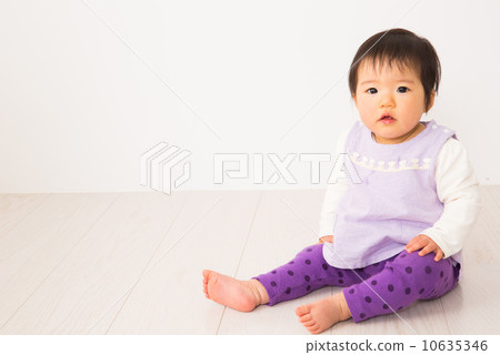 Sitting baby 10635346