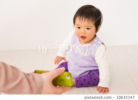 Sitting baby Sitting baby 10635347